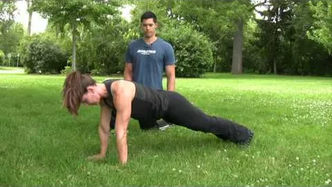 Spiderman Plank Crunch